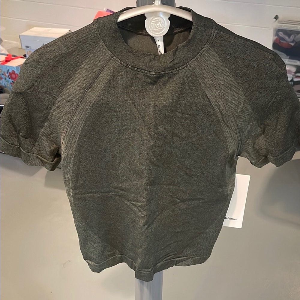 NWT Lululemon women’s army green seamless training short sleeve